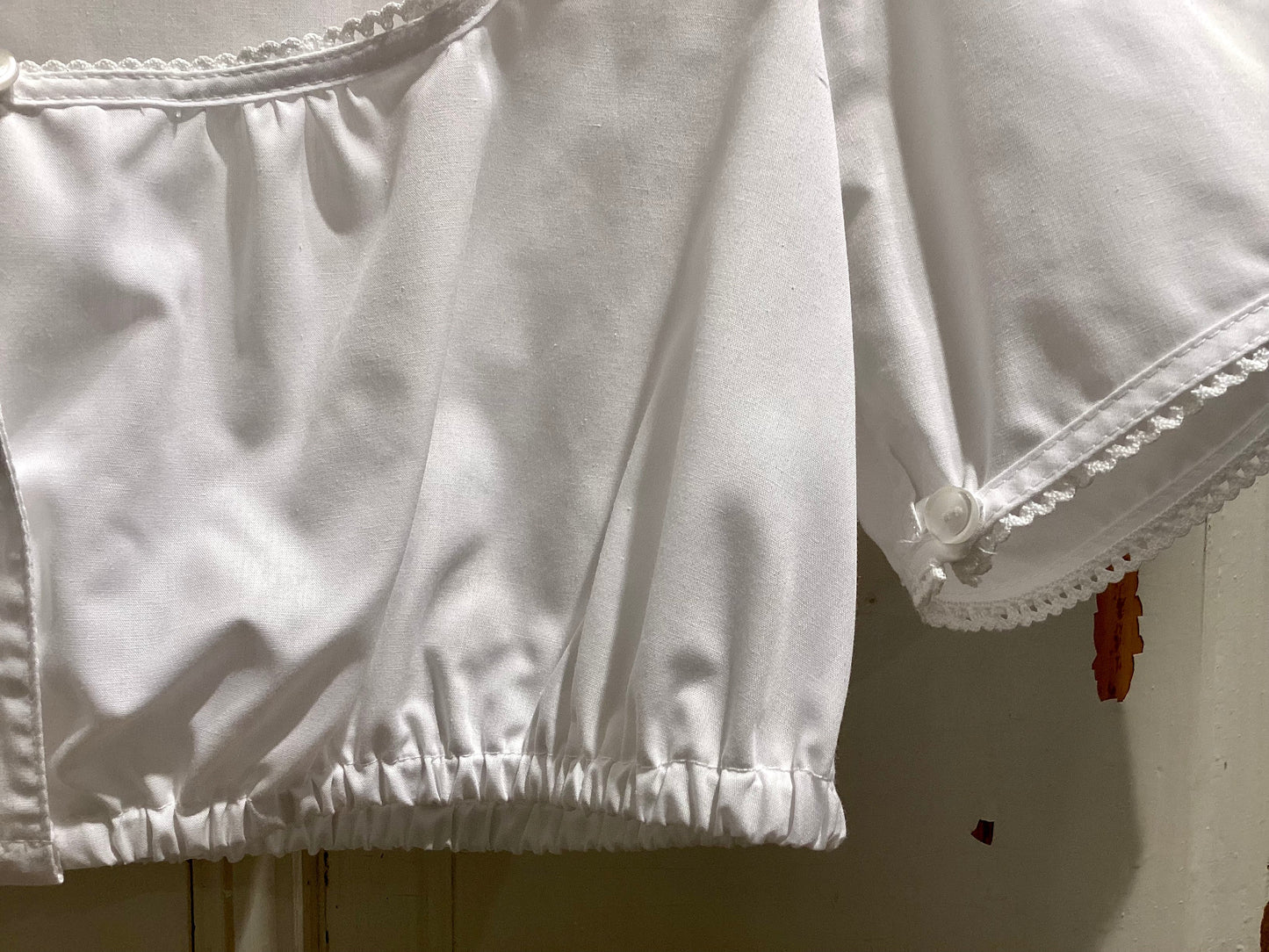 Dirndlbluse mit Häkelborte