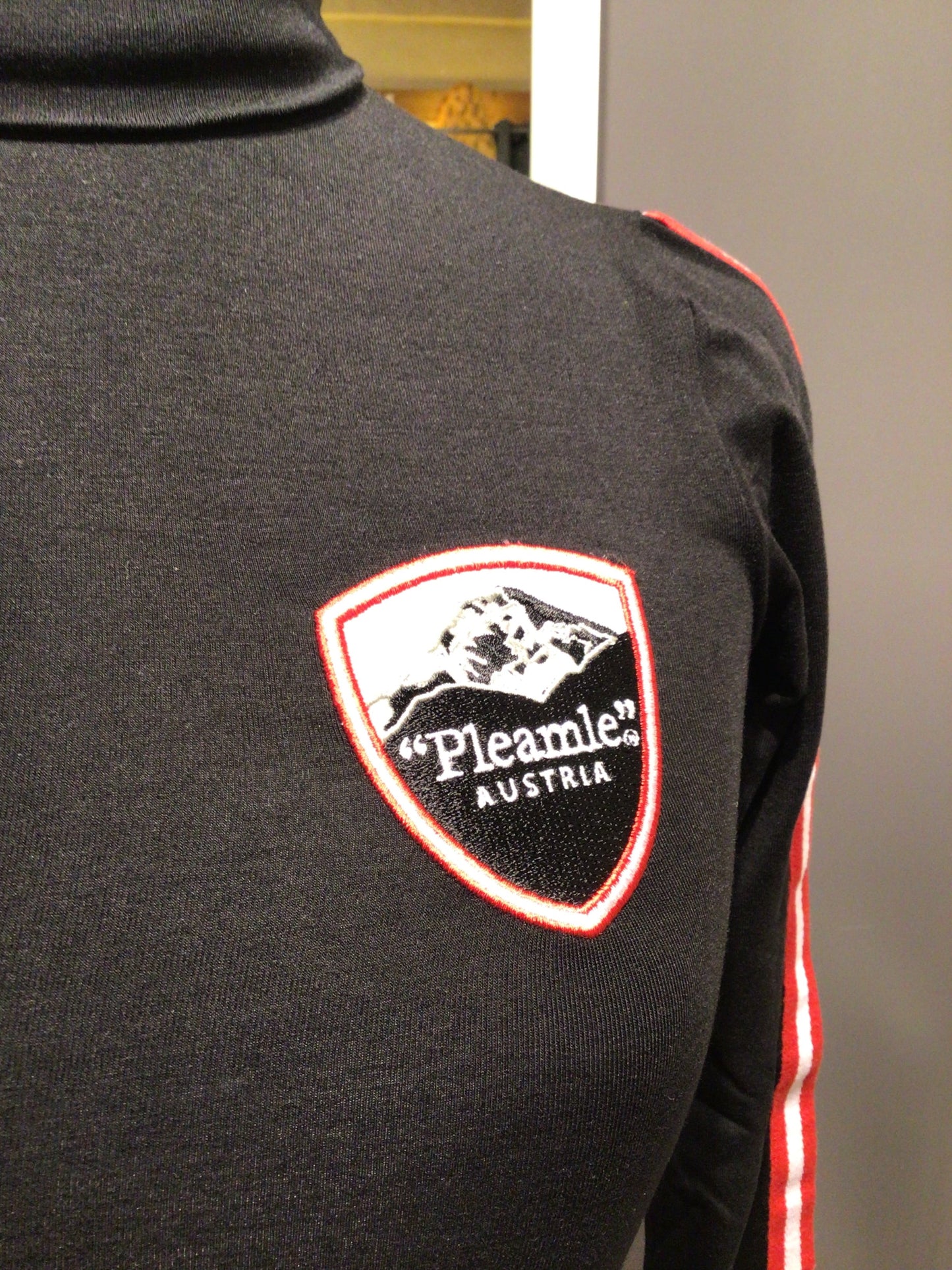 Pleamle Modal Shirt mit Wappen